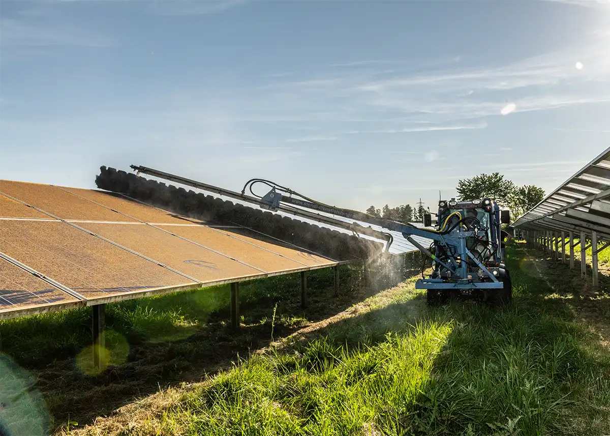 Nahaufnahme stark verschmutzter Solarmodule in einem Solarpark, die durch Staub und Vogelkot blockiert werden und dringend gereinigt werden müssen