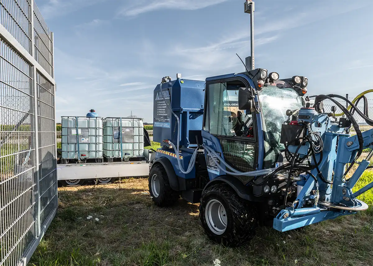 Wir reinigen Solarmodule des Solarparks schonend mit entmineralisiertem Osmosewasser, das Kalk- und Schlierenbildung verhindert und die Reinigung effizienter macht