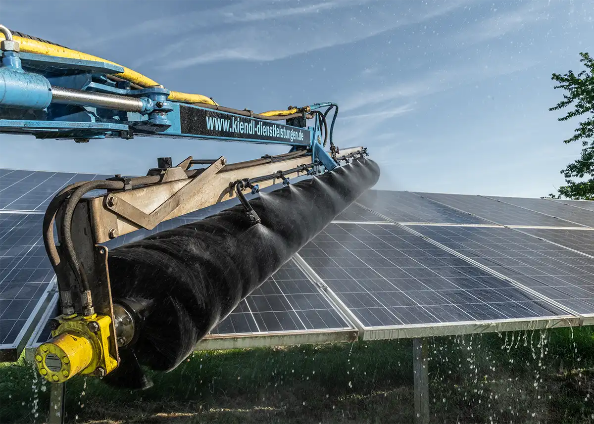 Reinigungsroboter im Einsatz bei der professionellen Reinigung eines Solarparks, der Schmutz und Ablagerungen von den Solarmodulen entfernt, um die Effizienz zu steigern